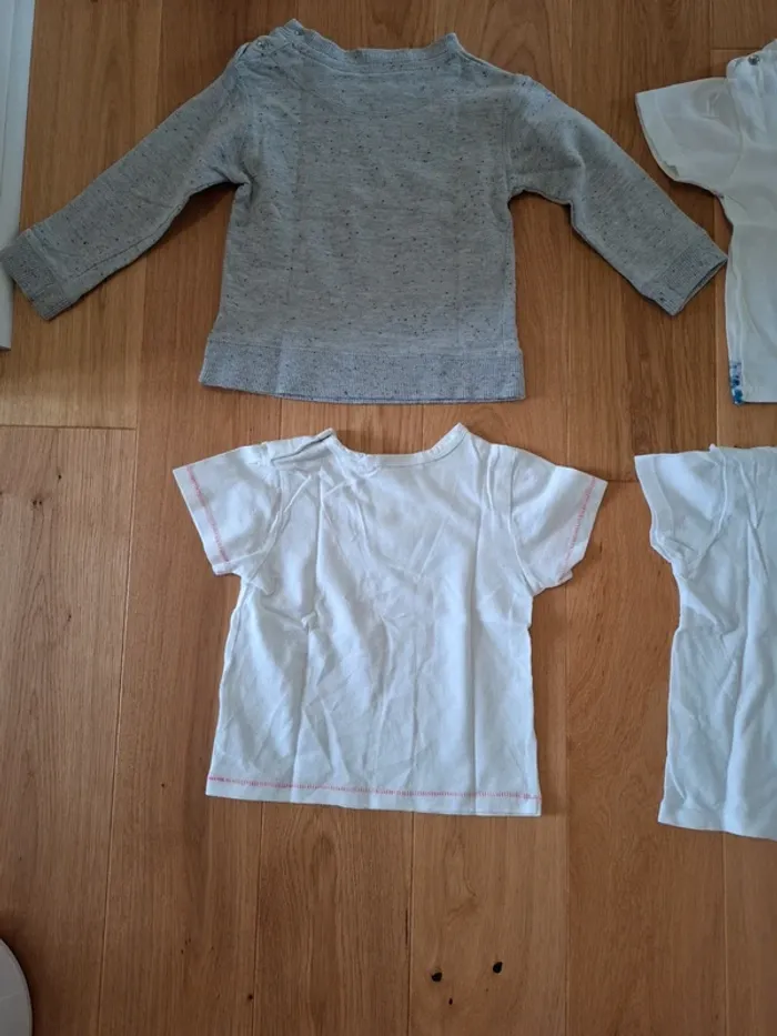 Lot 1 sweat + 3 t-shirts 23/24 mois - Très bon état - photo numéro 9
