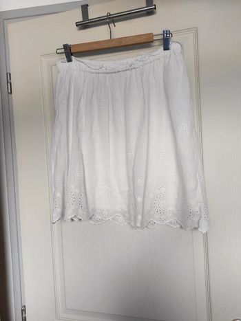 Jupe blanche.