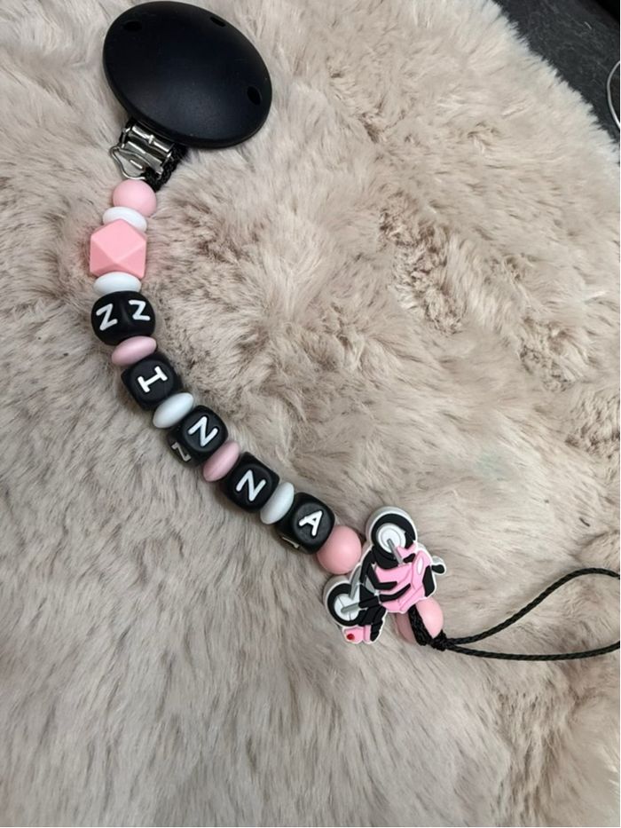 Attache tétine moto