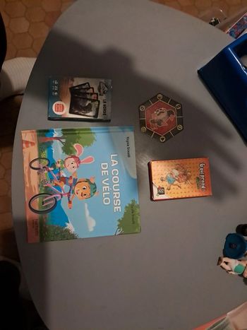 Lot livre 2 jeux de cartes et une carte pokemon