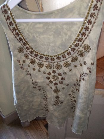 Débardeur motifs fleurs/perles cousues