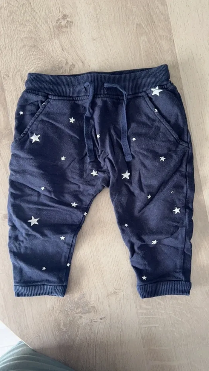 T-shirt x2 et Jogging bébé 9 mois - photo numéro 2
