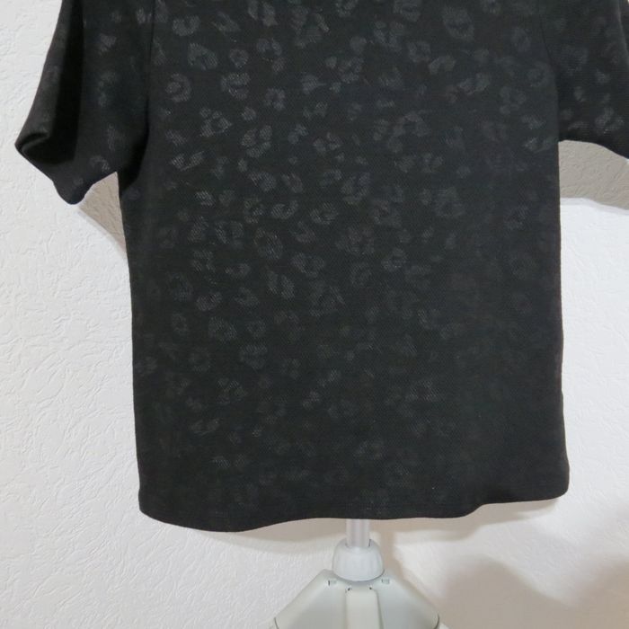 Top noir Camaïeu à col bijoux – effet léopard discret - photo numéro 2