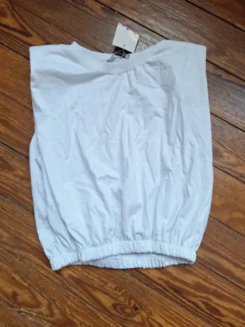 Tee shirt avec epaulette