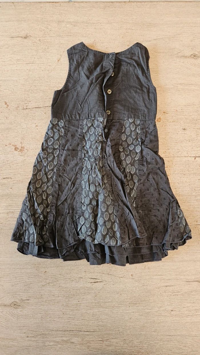 Robe courte grise à dessin gris clair, sans manche, C&A, 6 ans - photo numéro 8