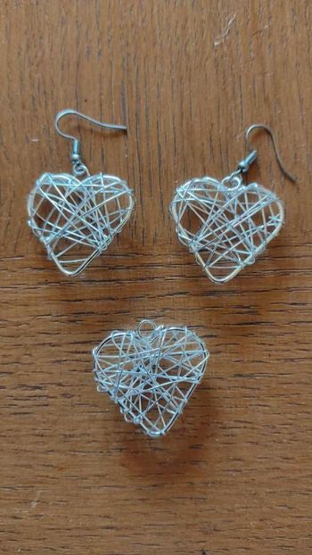 pendentif et boucle d'oreilles cœur métal argenté