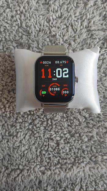 🤍 Montre connectée argentée au design épuré, idéale pour un look moderne et tendance.