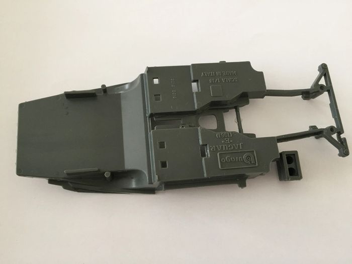 Châssis intérieur pièce détachée miniature jaguar type E 1961 1/18 burago #A39 - photo numéro 2