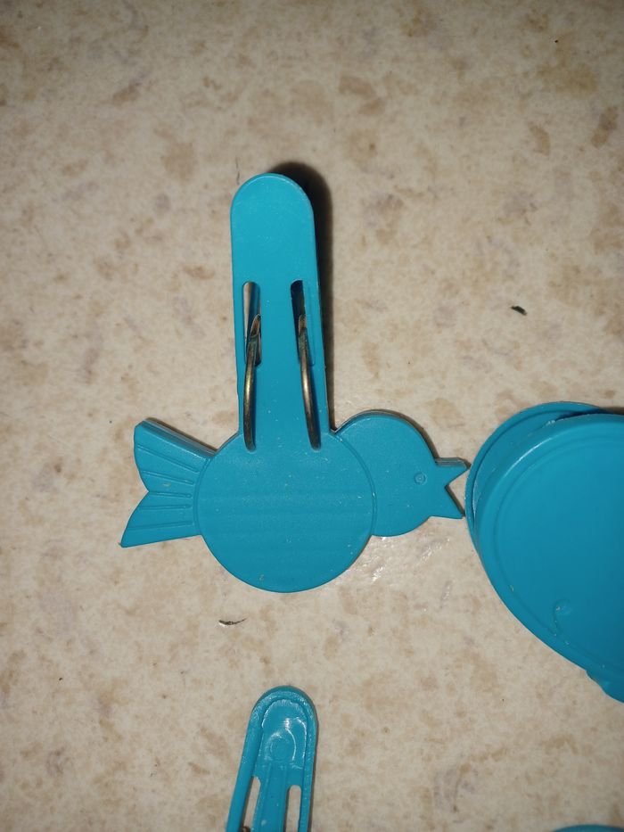 Lot de pinces bleu en plastique - photo numéro 2