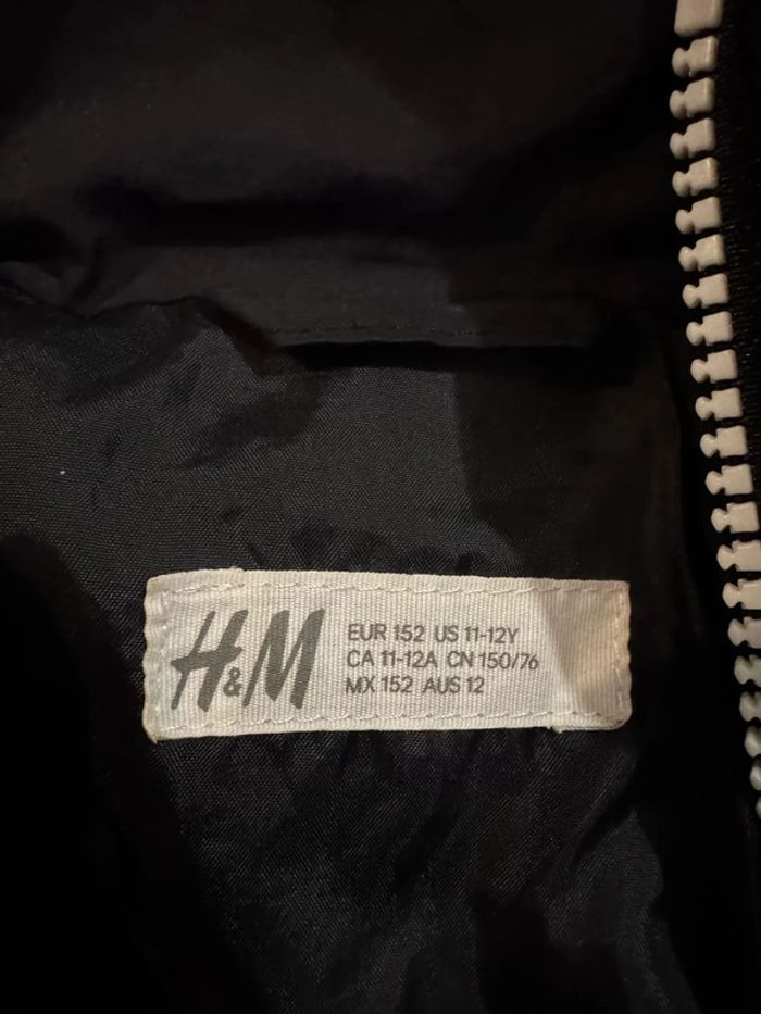 Doudoune noir 11/12 ans H&M 152cm, bon état mais un petit défaut - photo numéro 3