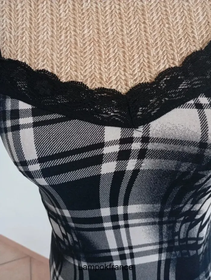 Robe moulante vintage noir et blanc à bretelles fines coupé irrégulière - photo numéro 2