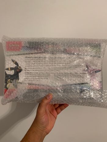 Coffret figurine collection premium avec figurines Évolutions  Prismatiques - Écarlate e Violet 