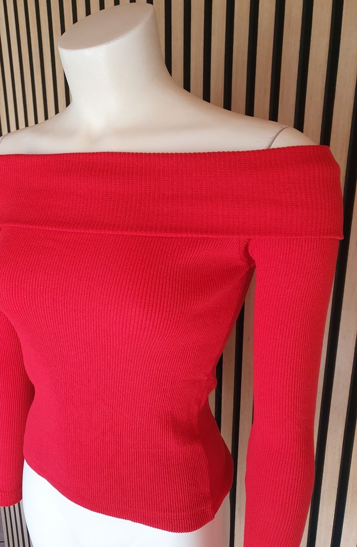 Splendide pull rouge à épaules dénudés 😍 - photo numéro 4