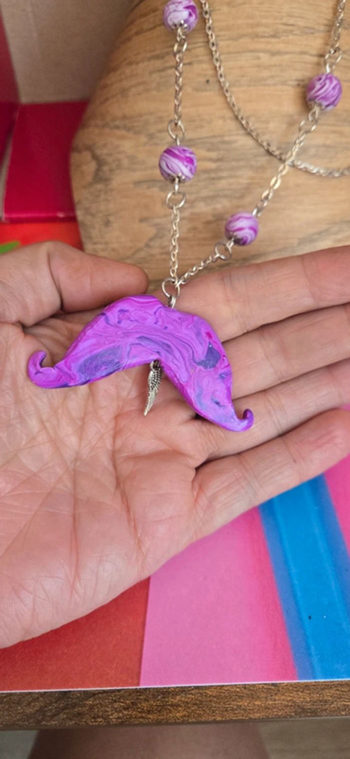 Collier sautoir moustache violet fimo - photo numéro 3