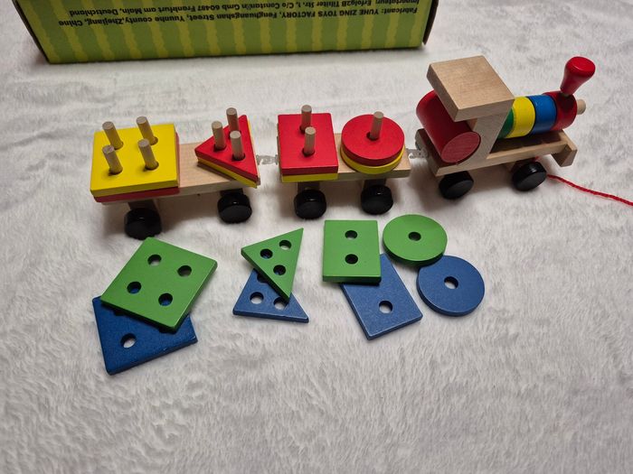 Petit train en bois neuf trieur de formes - photo numéro 2