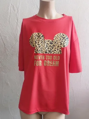 T-shirt rouge 'Never Too Old For Dream'