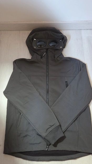 CP COMPANY – GOGGLE JACKET ICONIQUE | GRIS FONCÉ / TAILLE M 