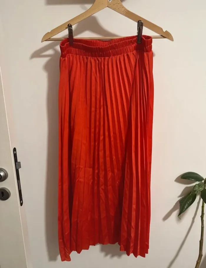 Jupe longue plissée rouge fluide parfois