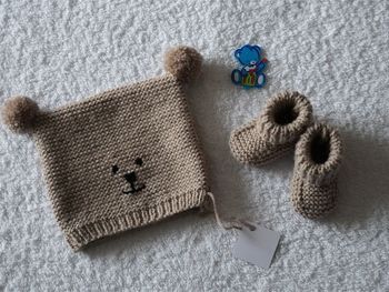 Ensemble beige foncé 0/3 mois neuf : Bonnet + Chaussons