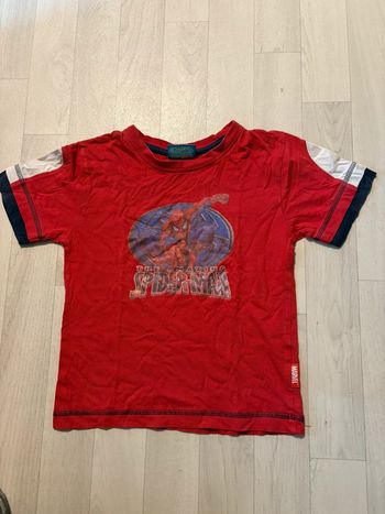T-shirt Spiderman 5/6 ans motif un peu effacé manches courtes