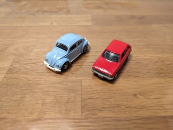 Lot 101 de 2 petites voitures rétro