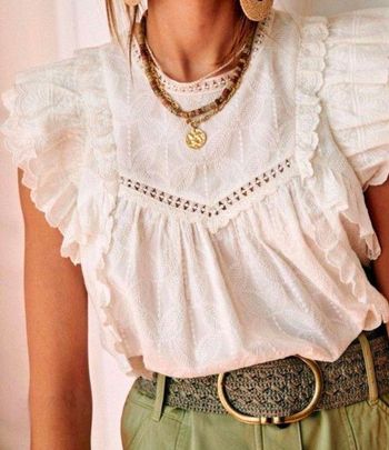 Blouse d'été 
Sézane 
Modèle clarisse
Taille 34
Coloris écru 
Ajouré dans le dos
Excellent état