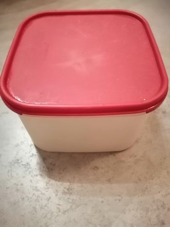 boite tupperware couvercle rouge 18 x 18 cm