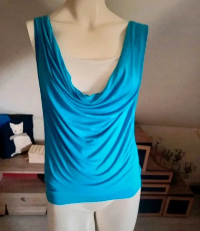 Tee shirt ( brassière intégrée) taille M - photo numéro 2