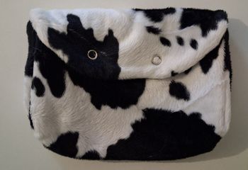 Pochette "vache" blanche et noire en peluche