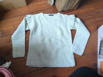 Pull blanc paillettes argent volants 8 ans