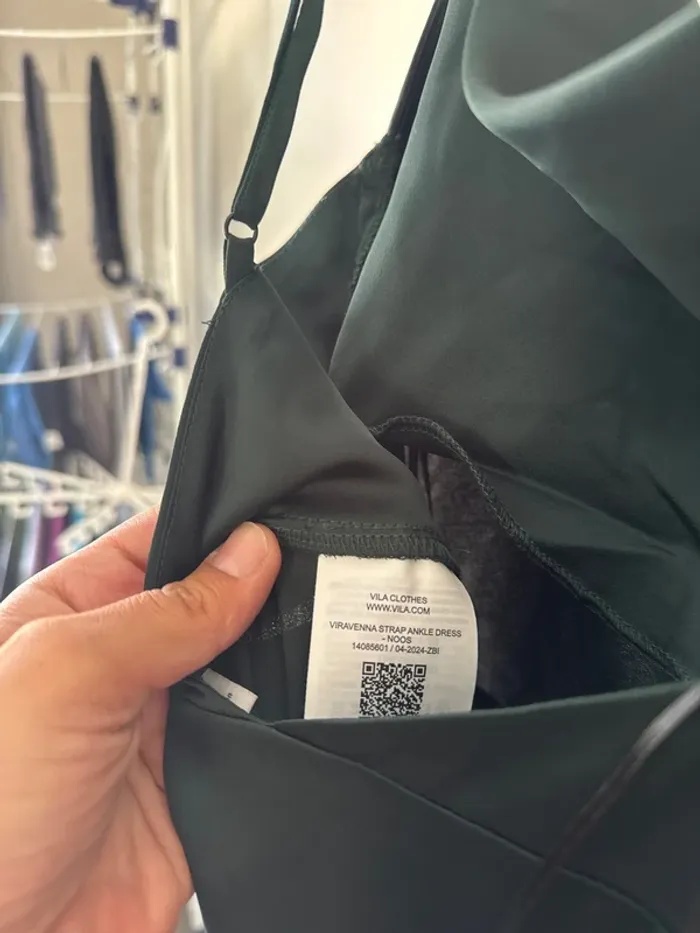 👗 👗 VILA - Robe longue en satin à col bénitier - vert sapin- neuf sans étiquette - photo numéro 7