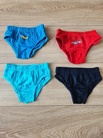 Lot de 4 slip neufs 98/104cm