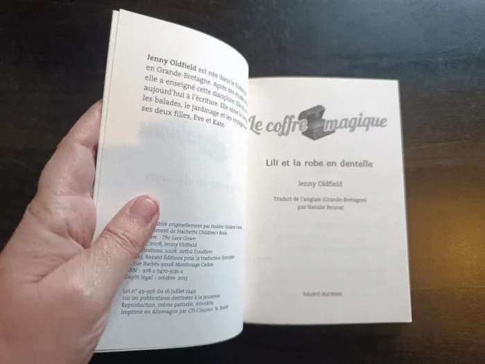 Livre LE COFFRE MAGIQUE: LILI ET LA ROBE EN DENTELLE - Jenny Oldfield - photo numéro 2