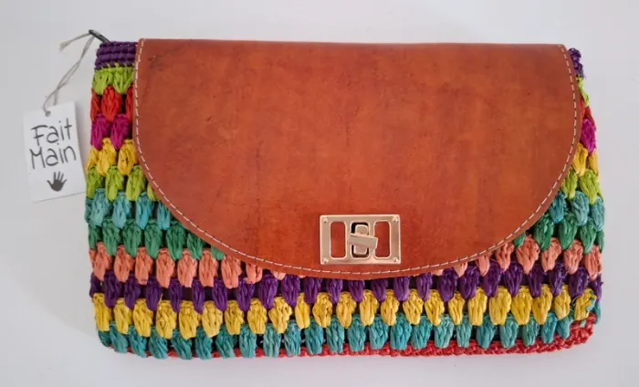 Pochette multicolore en raphia et cuir neuve
