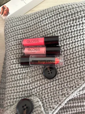Rouge à lèvres et gloss neufs