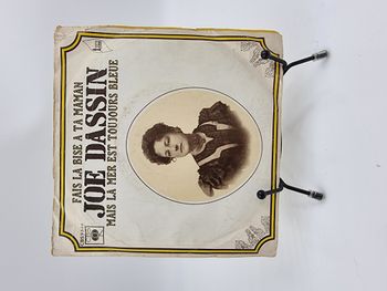Vinyle 45 tours Joe Dassin : Fais la Bise à ta Maman / Mais la Mer est Toujours Bleue avec fourreau