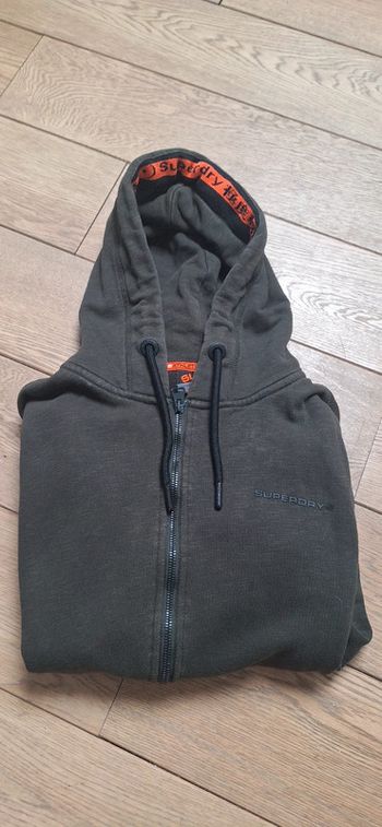 Sweat à capuche zippé.