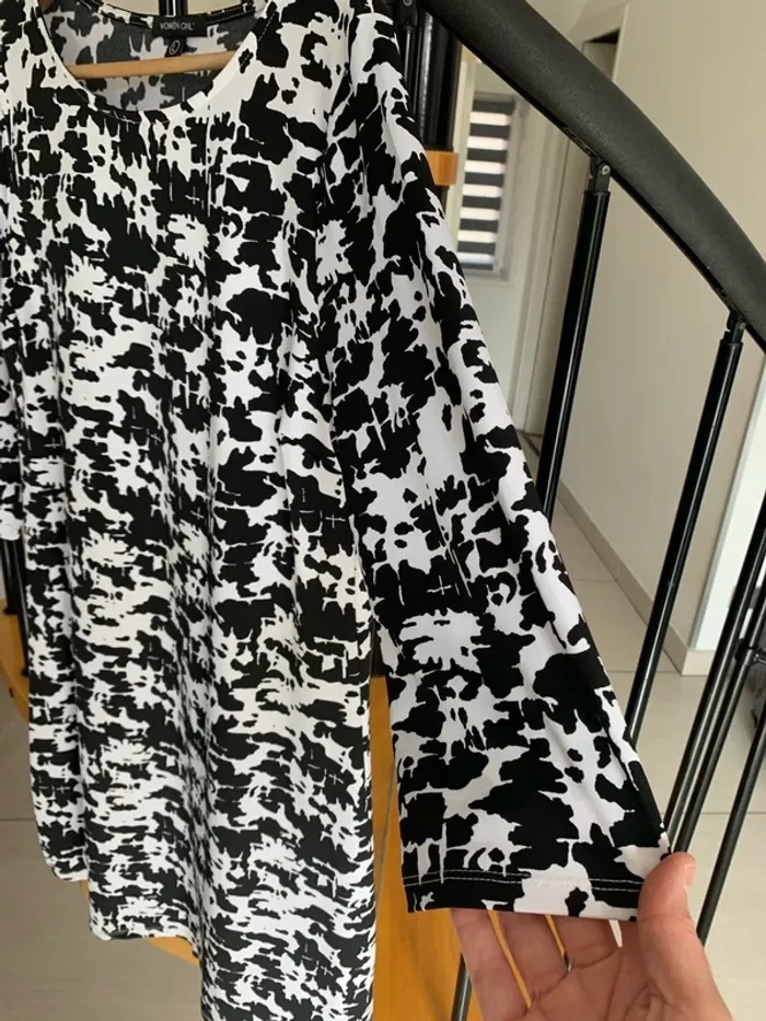 Robe noir et blanche coupe droite prêt du Corp - photo numéro 3