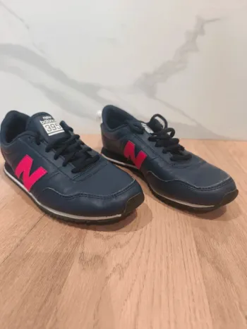 Baskets New Balance 395 bleu marine & logo rose – Pointure 38