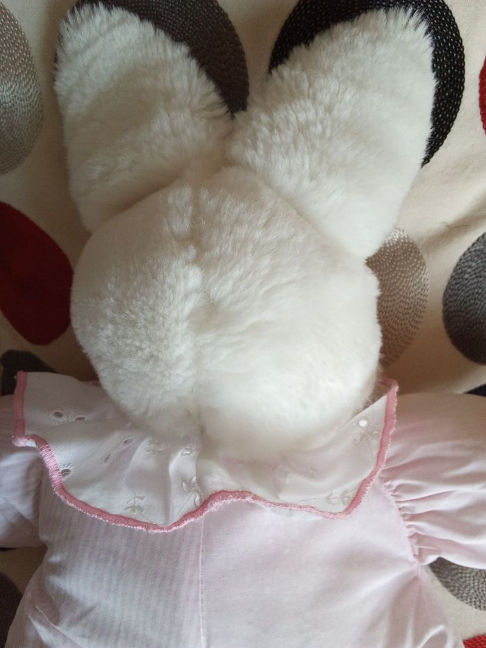 Peluche doudou lapin rose et blanc vintage ancien  bicolore rayure rayé en posture debout col dentelle blanc yeux durs en plastique pupille noir contour transparent  gris  foncé  tâches roses en photos  sinon très propre  modèle pas récent les jouets qui  - photo numéro 8