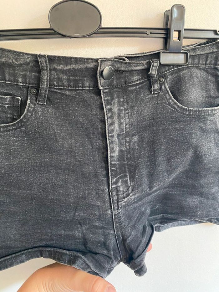 Petit short en jean noir • Forever 21 • Taille 42 - photo numéro 3