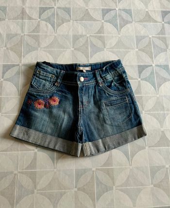 Short fille - 8 ans - Vynil fraise - en très bon état