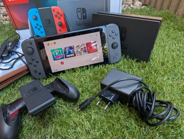 Console Nintendo Switch manettes carte SD pochette ect.. - photo numéro 4