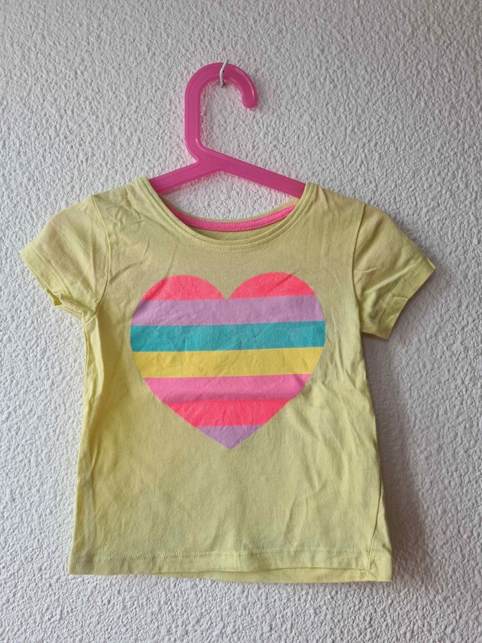 tee-shirt jaune cœur multicolore Primark