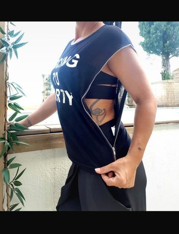 Je vends ce tee-shirt sportwear noir de la marque Mim avec une ouverture glissière sur les côtés. - Type de produit : Tee-shirt - Marque : Mim - Taille : XS - Couleur : Noir - Caractéristiques : Ouverture glissière sur les côtés N'hésitez pas à me co