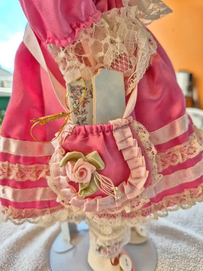Poupée en porcelaine - photo numéro 7