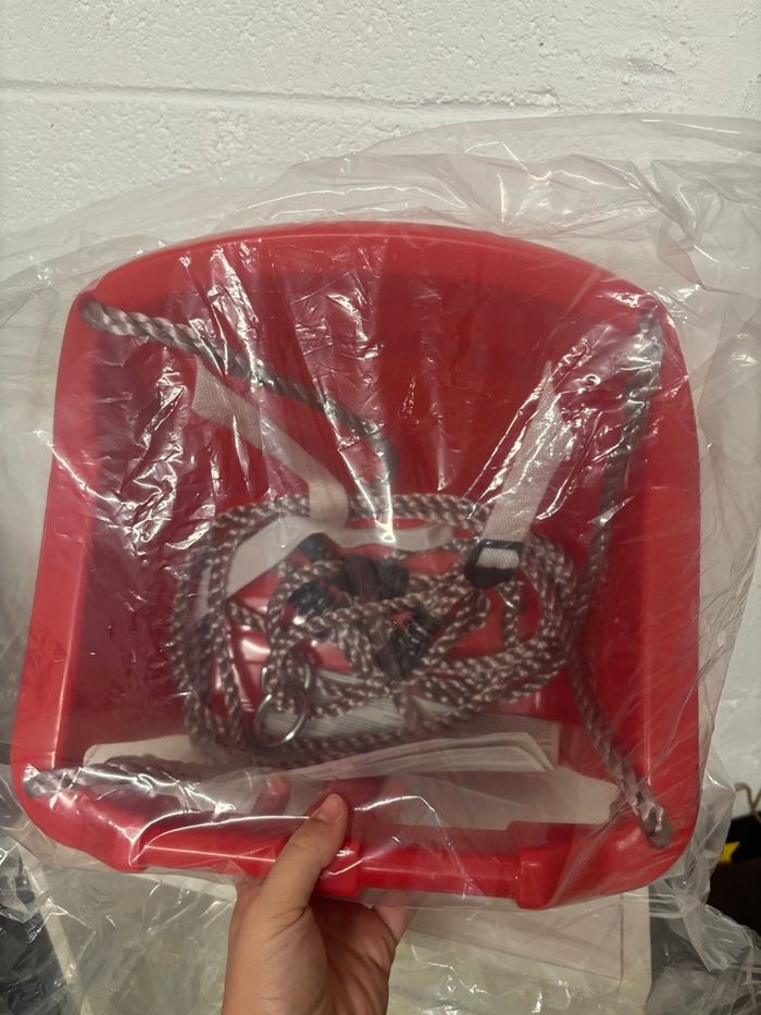 Balançoire rouge neuve - photo numéro 3