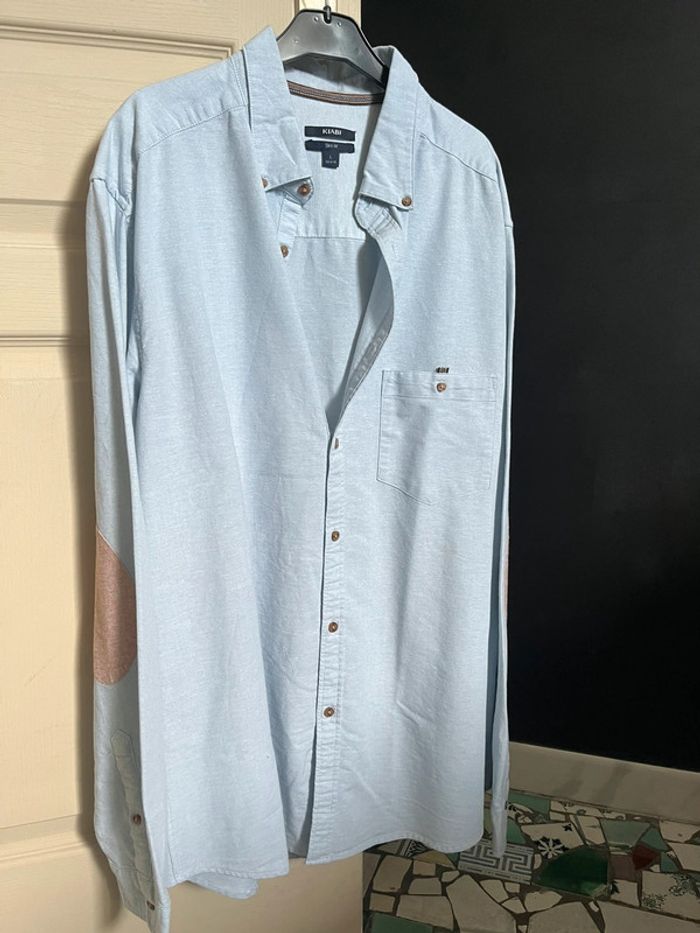 Chemise à coude bleue