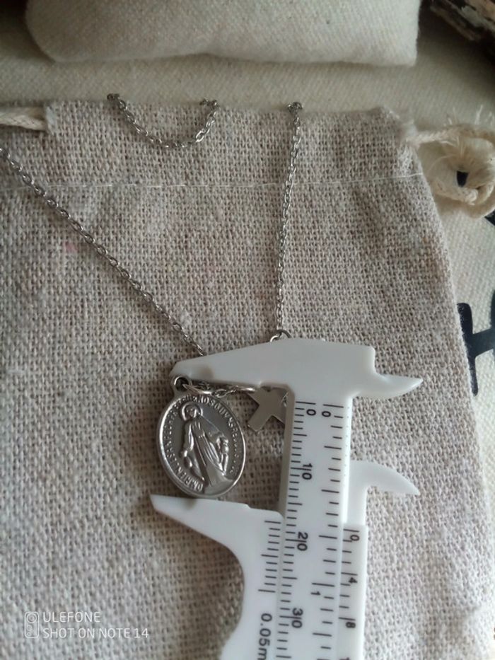 Collier argenté sainte Vierge, crois et pierres d'Aigue marine - photo numéro 2