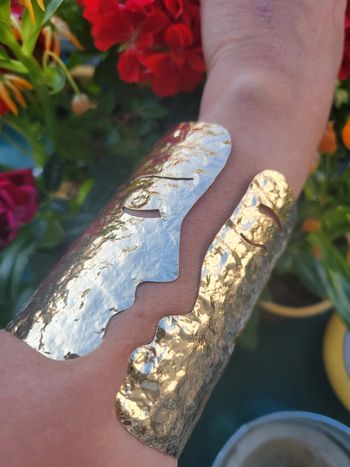 Manchette visage abstrait et sa bague